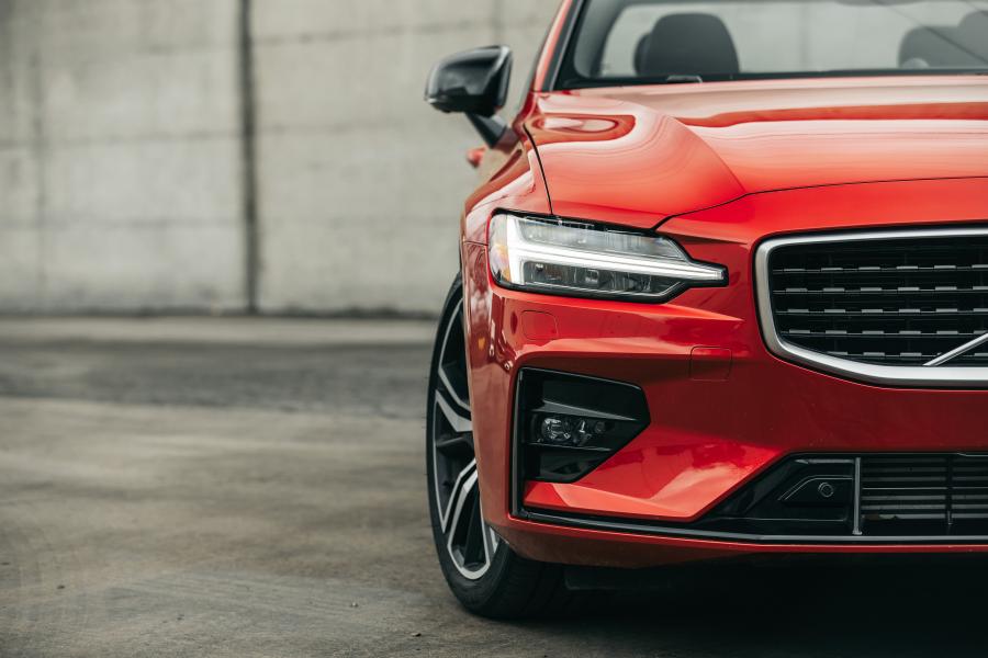 Детали экстерьера Volvo S60 T6 R-Design 2018 года  (NA) (фото 29 из 40)